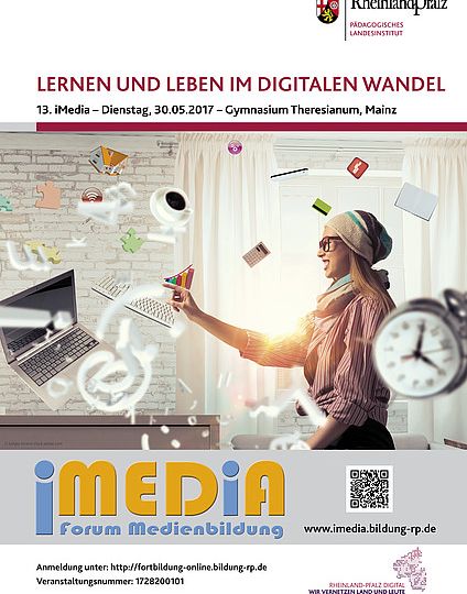 Vorschaubild des Plakats zur iMedia mit dem Thema Lernen und Leben im digitalen Wandel - eine Frau sitzt in einem Raum. Um sie herum schweben ein Laptop, eine Tastatur, eine Tasse Kaffee und weitere Gegenstände und Symbole, die auf das Thema Digitalisierung schließen lassen.