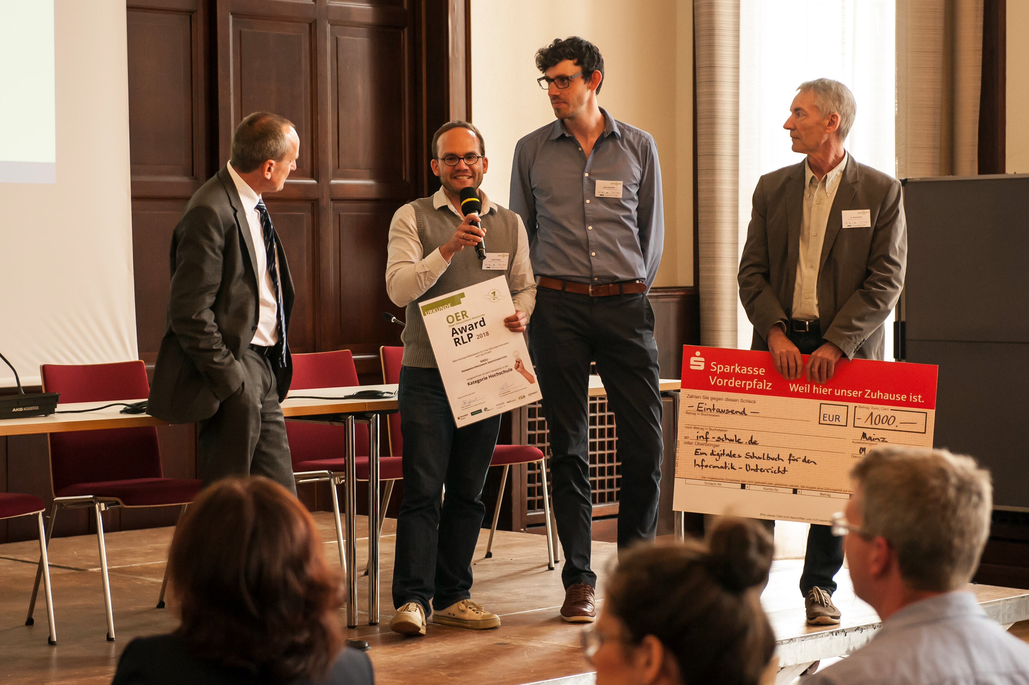 Das Foto zeigt die Gewinner des OER Awards RLP 2018 im Bereich "Schule und Jugendbildung" bei der Siegerehrung zusammen mit Minister Konrad Wolf.